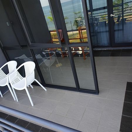 Bayfront Hotel Порт-Диксон Экстерьер фото