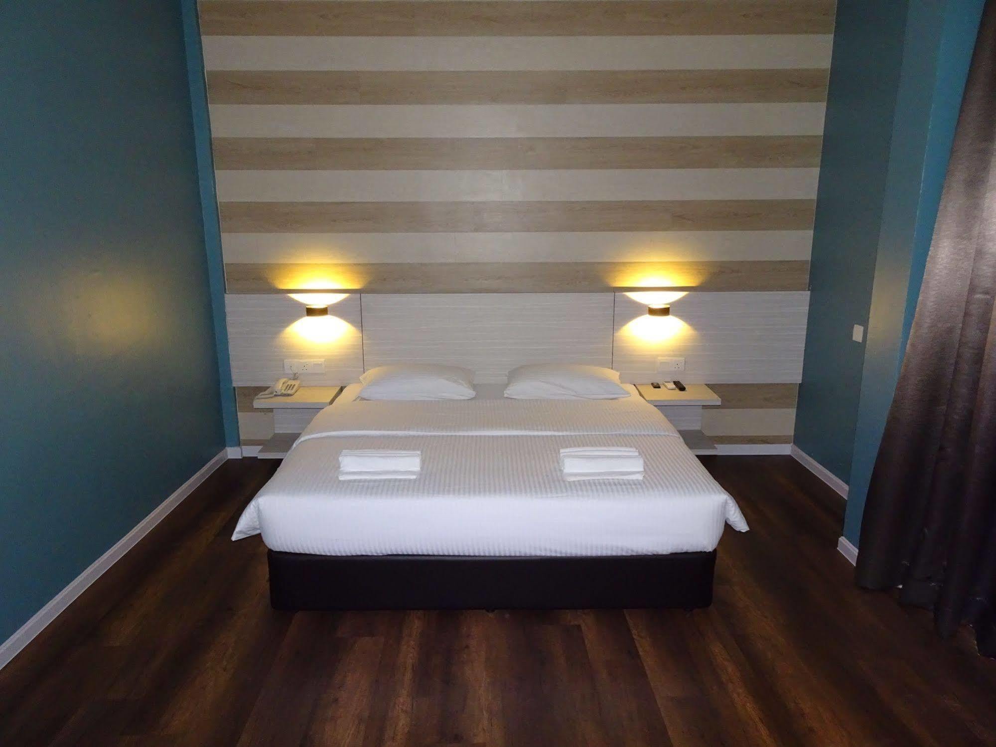 Bayfront Hotel Порт-Диксон Экстерьер фото