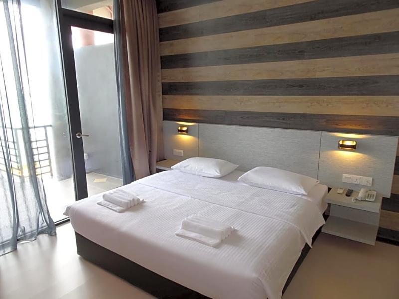 Bayfront Hotel Порт-Диксон Экстерьер фото